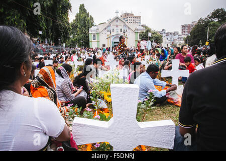 Dhaka, Bangladesch. 2. November 2015. Bangladeshi Christen besuchen ihre Liebe "zum Gedenken an die"Allerseelen"auf dem Heiligen Rosenkranz Kirche Friedhof Grab. Bildnachweis: Belal Hossain Rana/Pacific Press/Alamy Live-Nachrichten Stockfoto