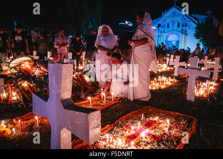 Dhaka, Bangladesch. 2. November 2015. Bangladeshi Christen Kerzen angezündet, wie sie ihre Liebe zu besuchen das Grab zum Gedenken an die "Allerseelen" auf dem Heiligen Rosenkranz Kirche Friedhof. Bildnachweis: Belal Hossain Rana/Pacific Press/Alamy Live-Nachrichten Stockfoto