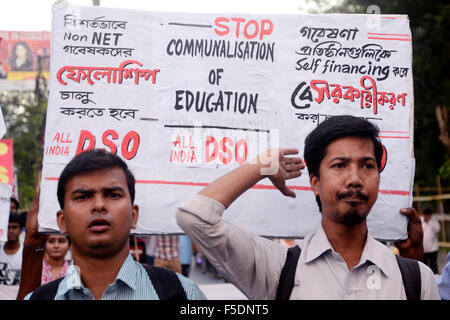 Kolkata, Indien. 2. November 2015. Linke Studenten und Wissenschaftler protestieren gegen die Universität Stipendien Kommission (UGC) auf die jüngste Entscheidung der nationalen Berechtigung Test (netto) Stipendien im UGC regionales Zentrum in Salt Lake City Schrott. Bildnachweis: Saikat Paul/Pacific Press/Alamy Live-Nachrichten Stockfoto