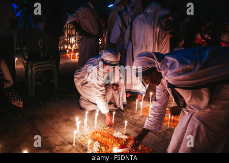 Dhaka, Bangladesch. 2. November 2015. Bangladeshi Christen Kerzen angezündet, wie sie ihre Liebe zu besuchen das Grab zum Gedenken an die "Allerseelen" auf dem Heiligen Rosenkranz Kirche Friedhof. Bildnachweis: Belal Hossain Rana/Pacific Press/Alamy Live-Nachrichten Stockfoto