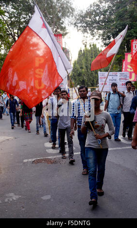 Kolkata, Indien. 2. November 2015. Linke Studenten und Wissenschaftler protestieren gegen die Universität Stipendien Kommission (UGC) auf die jüngste Entscheidung der nationalen Berechtigung Test (netto) Stipendien im UGC regionales Zentrum in Salt Lake City Schrott. Bildnachweis: Saikat Paul/Pacific Press/Alamy Live-Nachrichten Stockfoto