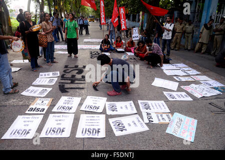 Kolkata, Indien. 2. November 2015. Linke Studenten und Wissenschaftler protestieren gegen die Universität Stipendien Kommission (UGC) auf die jüngste Entscheidung der nationalen Berechtigung Test (netto) Stipendien im UGC regionales Zentrum in Salt Lake City Schrott. Bildnachweis: Saikat Paul/Pacific Press/Alamy Live-Nachrichten Stockfoto