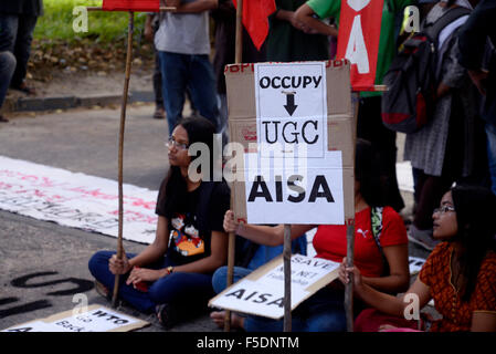 Kolkata, Indien. 2. November 2015. Linke Studenten und Wissenschaftler protestieren gegen die Universität Stipendien Kommission (UGC) auf die jüngste Entscheidung der nationalen Berechtigung Test (netto) Stipendien im UGC regionales Zentrum in Salt Lake City Schrott. Bildnachweis: Saikat Paul/Pacific Press/Alamy Live-Nachrichten Stockfoto