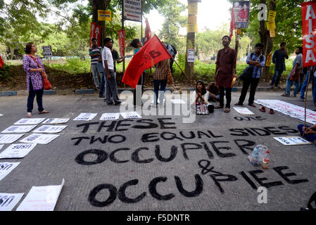 Kolkata, Indien. 2. November 2015. Linke Studenten und Wissenschaftler protestieren gegen die Universität Stipendien Kommission (UGC) auf die jüngste Entscheidung der nationalen Berechtigung Test (netto) Stipendien im UGC regionales Zentrum in Salt Lake City Schrott. Bildnachweis: Saikat Paul/Pacific Press/Alamy Live-Nachrichten Stockfoto