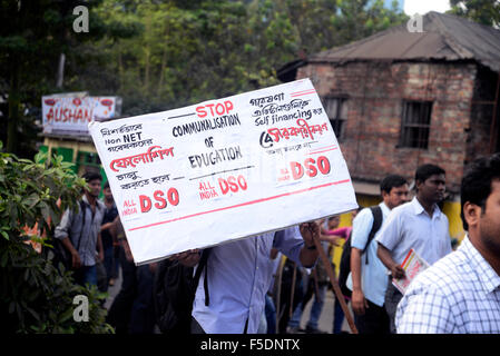 Kolkata, Indien. 2. November 2015. Linke Studenten und Wissenschaftler protestieren gegen die Universität Stipendien Kommission (UGC) auf die jüngste Entscheidung der nationalen Berechtigung Test (netto) Stipendien im UGC regionales Zentrum in Salt Lake City Schrott. Bildnachweis: Saikat Paul/Pacific Press/Alamy Live-Nachrichten Stockfoto