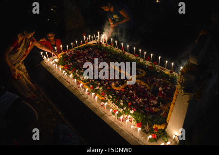 Kolkata, Indien. 2. November 2015. Katholiken besuchen die Gräber ihrer Angehörigen, wo sie Kerzen, Blumen und streuen Weihwasser während ihrer Feier von "Allerseelen" in Kalkutta. Bildnachweis: Tanmoy Bhaduri/Pacific Press/Alamy Live-Nachrichten Stockfoto