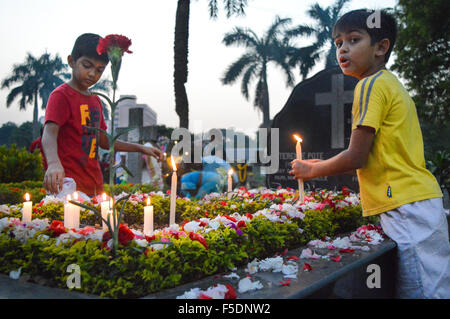 Kolkata, Indien. 2. November 2015. Die jungen Kerzen auf dem Grab. Katholiken besuchen die Gräber ihrer Angehörigen, wo sie Kerzen, Blumen und streuen Weihwasser während ihrer Feier von "Allerseelen" in Kalkutta. Bildnachweis: Tanmoy Bhaduri/Pacific Press/Alamy Live-Nachrichten Stockfoto