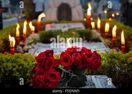 Kolkata, Indien. 2. November 2015. Die angebotenen Blumen und brennenden Kerzen auf einem Grab. Katholiken besuchen die Gräber ihrer Angehörigen, wo sie Kerzen, Blumen und streuen Weihwasser während ihrer Feier von "Allerseelen" in Kalkutta. Bildnachweis: Tanmoy Bhaduri/Pacific Press/Alamy Live-Nachrichten Stockfoto