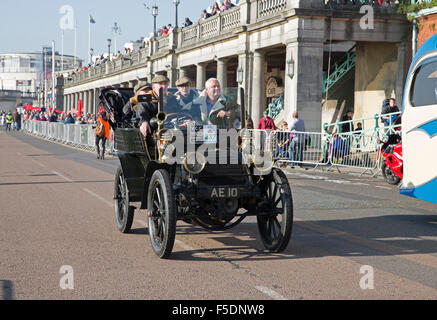 1903 laufen Panhard und Levassor auf der Ziellinie nach Abschluss die von London nach Brighton Veteran Car 2015 Stockfoto