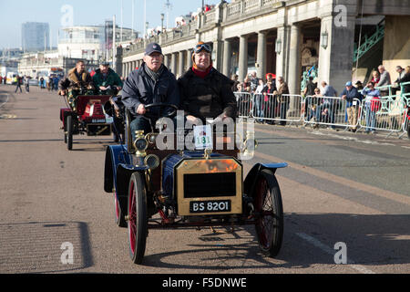 1903 Humbrette an der Ziellinie nach Abschluss die von London nach Brighton Veteran Car run 2015 Stockfoto