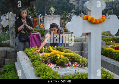 Kolkata, Indien. 2. November 2015. Eine Frau bietet Blumen auf das Grab ihrer Liebe eine. Katholiken besuchen die Gräber ihrer Angehörigen, wo sie Kerzen, Blumen und streuen Weihwasser während ihrer Feier von "Allerseelen" in Kalkutta. Bildnachweis: Tanmoy Bhaduri/Pacific Press/Alamy Live-Nachrichten Stockfoto