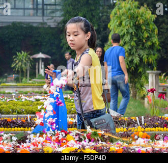 Kolkata, Indien. 2. November 2015. Eine Mädchen bietet Blume auf das Grab. Katholiken besuchen die Gräber ihrer Angehörigen, wo sie Kerzen, Blumen und streuen Weihwasser während ihrer Feier von "Allerseelen" in Kalkutta. Bildnachweis: Tanmoy Bhaduri/Pacific Press/Alamy Live-Nachrichten Stockfoto