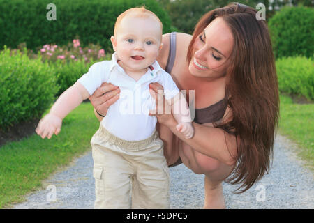 Eine Mutter zu Fuß Baby Wald Stockfoto