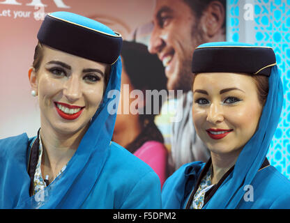 London, UK. 2. November 2015. Oman Air, Flugbegleiter. World Travel Market in London Excel 2015. Bildnachweis: Dorset Media Service/Alamy Live-Nachrichten Stockfoto