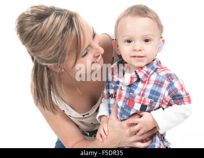 Mutter und Sohn. Das Kind haben ein Hörgerät. Stockfoto