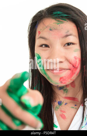 Eine kleine Asiatin mit Farbe auf ihr zu isolieren, auf weiß Stockfoto