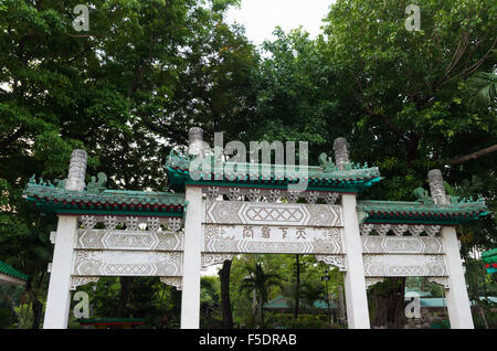 MANILA, Philippinen - 5. Mai 2015: Eingangstor des chinesischen Gartens im Rizal Park, auch bekannt als Luneta National Park. Es ist Stockfoto