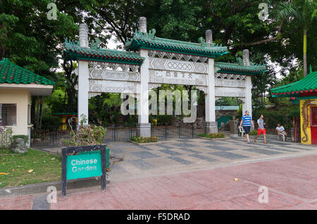 MANILA, Philippinen - 5. Mai 2015: Eingangstor des chinesischen Gartens im Rizal Park, auch bekannt als Luneta National Park. Es ist Stockfoto