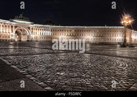 HDR getönten illuminierte Nachtansicht der Schlossplatz in Sankt Petersburg, Russland Stockfoto