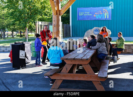 Zauberer 'Magic Carpet Trick' für Schülerinnen und Schüler durchführen. Stockfoto