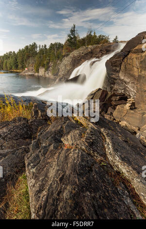 Starke Strömung von High Falls in Bracebridge, Ontario. Stockfoto