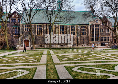 Zwei Schüler spielen Fußball in den Commons Bereich des Trinity College in Toronto Stockfoto