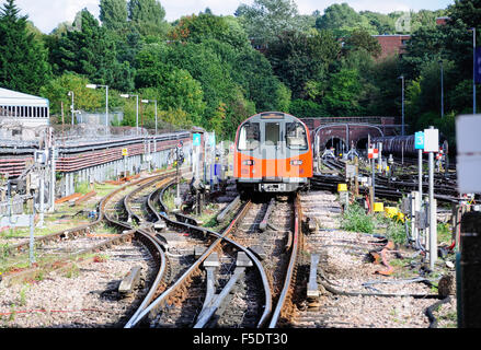Zug nähert sich Golders Green u-Bahnstation, Golders Green, London Borough of Barnet, London, England, Vereinigtes Königreich Stockfoto