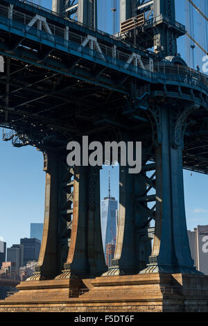 One World Trade Center durch die Beine von der Manhattan Bridge gesehen Stockfoto