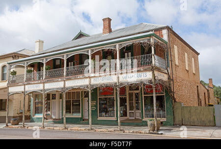 Historische Gebäude, alte Backstein Doppel-Geschichte Geschäfte mit Veranda & Schmiedeeisen in South Australian Land Stadt Quorn Stockfoto