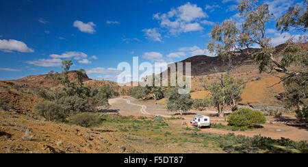 Panorama Outback-Landschaft mit Wohnmobil neben Schiene am Fuße des felsigen Hügel am Mount Kammern Schlucht, Flinders Ranges in South Australia Stockfoto