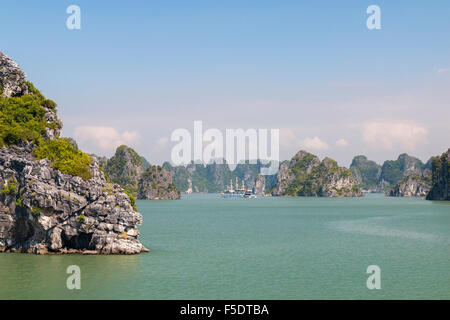 Bai Tu Long Bereich der Halong-Bucht im Osten Nordvietnam, mit schönen Kalksteininseln und stillen Wassern, Vietnam Stockfoto