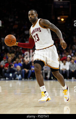 Philadelphia, Pennsylvania, USA. 2. November 2015. Cleveland Cavaliers forward LeBron James (23) geht der Ball während des NBA-Spiels zwischen den Cleveland Cavaliers und die Philadelphia 76ers im Wells Fargo Center in Philadelphia, Pennsylvania. Christopher Szagola/CSM/Alamy Live-Nachrichten Stockfoto