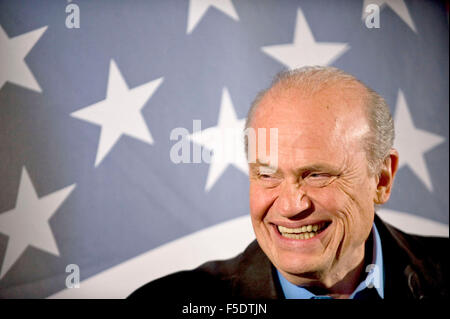 Datei. 1. November 2015. FRED THOMPSON (19. August 1942 - 1. November 2015), aÊformer U.S. Senator aus Tennessee, GOP Präsidentschaftskandidaten, Watergate Anwalt und Schauspieler auf dem TV-Drama "Law &amp; Order" starb am Sonntag in Nashville. Er war 73. Mr. Thompson starb nach einer Wiederholung des Lymphoms. Im Bild: 28. Dezember 2007 - Pella, IA, USA - Präsidentschaftskandidat Fred Thompson bei einer Veranstaltung der Kampagne bei der Smoky-Zeile in Pella, IA. (Kredit-Bild: © Gordon M. Grant/ZUMA Press) Stockfoto