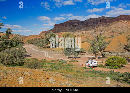 Spektakuläre Outback-Landschaft mit Wohnmobil neben Schiene am Fuße des felsigen Hügel am Mount Kammern Schlucht, Flinders Ranges in South Australia Stockfoto
