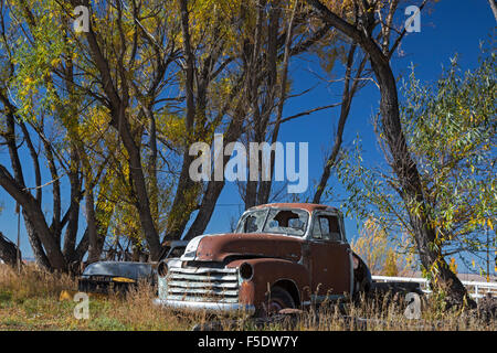 Bountiful, Colorado - eine alte verrostete Pickup-Truck mit Windows zerschlagen. Stockfoto