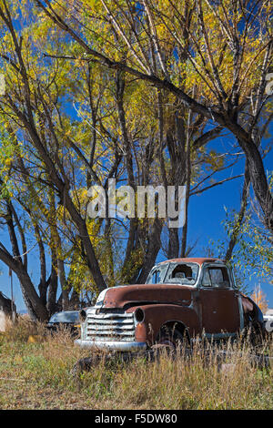 Bountiful, Colorado - eine alte verrostete Pickup-Truck mit Windows zerschlagen. Stockfoto