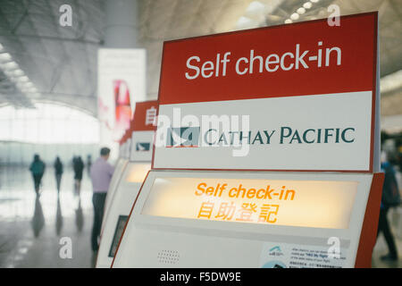 Cathay Pacific Self Check-in-Schalter im Flughafen Hong Kong. Für Quick Boarding Pass check-in. Stockfoto