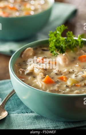 Hausgemachte Wild-Reis und Huhn Suppe in eine Schüssel geben Stockfoto