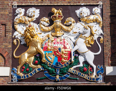 Königliche Wappen am Eingangstor zum Chatham Historic Dockyard, Chatham, Kent, England, Vereinigtes Königreich Stockfoto