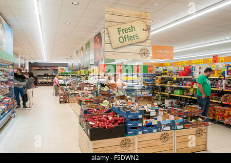 Innere des Lidl-Supermarkt, Sittingbourne, Kent, England, Vereinigtes Königreich Stockfoto