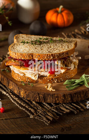 Hausgemachte übrig gebliebenen Thanksgiving-Sandwich mit Türkei Preiselbeeren und Füllung Stockfoto