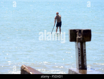Dana Point, Kalifornien, USA. 13. Sep, 2014. Solo aufstehen Paddler erarbeiten gerade ablandig Doheny State Beach im Orange County, Kalifornien. © David Bro/ZUMA Draht/Alamy Live-Nachrichten Stockfoto