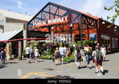 Die weitläufigen öffentlichen Markt auf Granville Island verfügt über mehr als hundert Anbieter mit frischen Produkten und handwerklichen Kreationen. Stockfoto