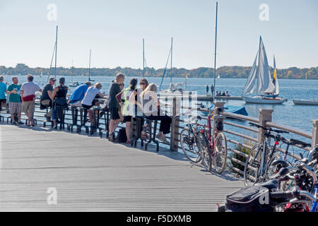 Menschen auf der Lake Calhoun Pavillon Aussichtsplattform mit Blick auf Segelbooten. Minneapolis Minnesota MN USA Stockfoto