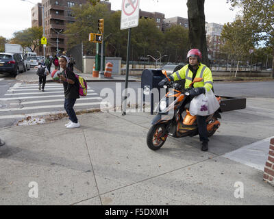 Straßenszene in Kensington, Brooklyn, NY, 2015. Kinder nach der Schule nach Hause gehen. Asiatischer Mann liefert Essen. Stockfoto