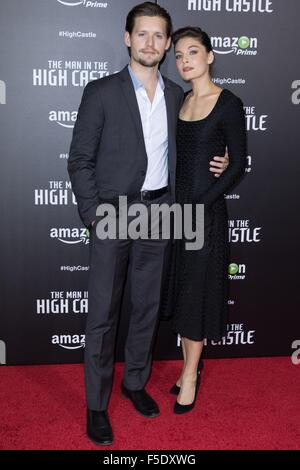 New York, NY, USA. 2. November 2015. Luke Kleintank, Alexa Davalos, im Ankunftsbereich für Amazon originale THE Mann IN THE HIGH CASTLE Serie Premiere, Alice Tully Hall im Lincoln Center, New York, NY 2. November 2015. Bildnachweis: Abel Fermin/Everett Collection/Alamy Live-Nachrichten Stockfoto