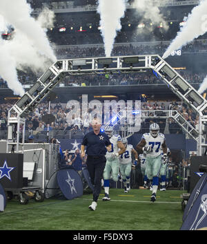 Arlington, Texas, USA. 1. November 2015. Dallas Cowboys Trainer Jason Garrett bringt das Team auf das Spielfeld. © Hoss Mcbain/ZUMA Draht/Alamy Live-Nachrichten Stockfoto