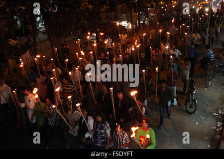 Dhaka, Bangladesch. 2. November 2015. DHAKA, Bangladesch-02. November: kulturelle Aktivisten, Autoren und Mitglieder des Ganajagaran Mancha Parolen schreien, wie sie besuchen eine Fackel Licht Prozession Protest gegen die Tötung und Angriffe auf dem Verleger und Blogger in Dhaka am 02 November 2015.Ganajagaran Mancha hat einen halbtägigen landesweiten Streik am 03 November fordern die Verhaftung der Angreifer der Verlage gefordert. Der Verlag Faisal Arefin Dipan wurde erstochen, in Dhaka am 31. Oktober, Stunden nach unbekannten Angreifer einen anderen Verleger und zwei weltlichen Blogger an anderer Stelle im th erstochen Stockfoto