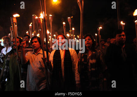 Dhaka, Bangladesch. 2. November 2015. Kulturaktivisten, Autoren und Mitglieder des Ganajagaran Mancha schreien Parolen wie eine Fackel Licht Prozession Protest gegen die Tötung und Angriffe auf dem Verleger und Blogger in Dhaka am 2. November 2015 zu besuchen. Einen halben Tag landesweiten Streik am 03 November forderte fordern die Verhaftung der Angreifer der Verleger Ganajagaran Mancha. Bildnachweis: Zakir Hossain Chowdhury Zakir/Alamy Live-Nachrichten Stockfoto