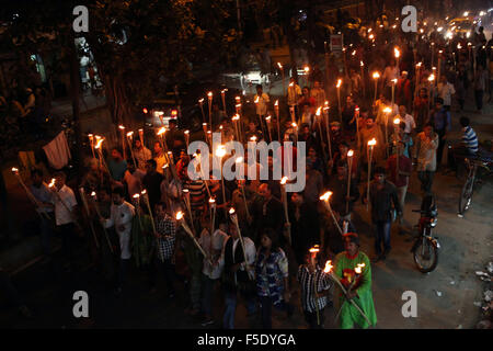 Dhaka, Bangladesch. 2. November 2015. Kulturaktivisten, Autoren und Mitglieder des Ganajagaran Mancha schreien Parolen wie eine Fackel Licht Prozession Protest gegen die Tötung und Angriffe auf dem Verleger und Blogger in Dhaka am 2. November 2015 zu besuchen. Einen halben Tag landesweiten Streik am 03 November forderte fordern die Verhaftung der Angreifer der Verleger Ganajagaran Mancha. Bildnachweis: Zakir Hossain Chowdhury Zakir/Alamy Live-Nachrichten Stockfoto